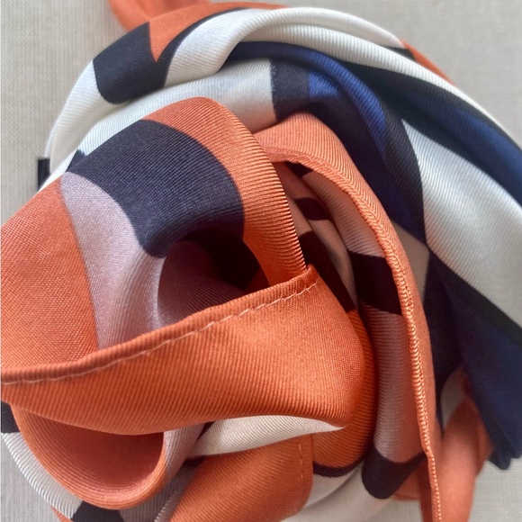 Banana Republic vintage silk scarf - Picture 9 of 11